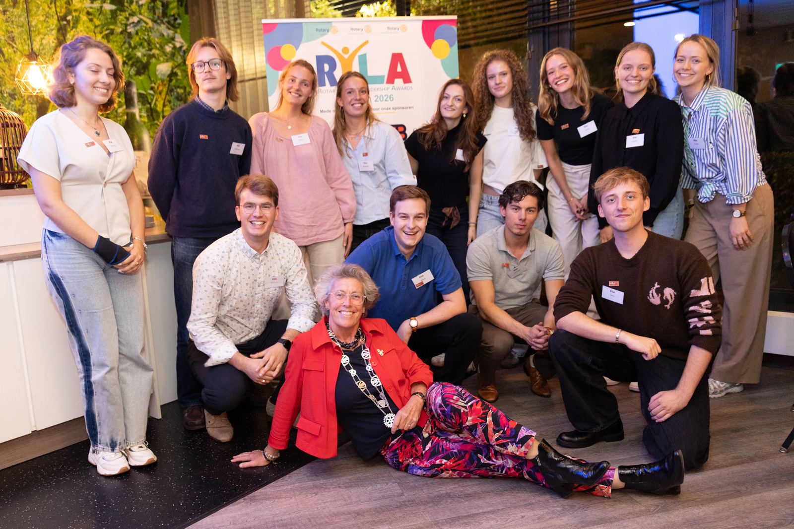 De deelnemers van RYLA Emmen 2026 samen met gouverneur Marian Strating