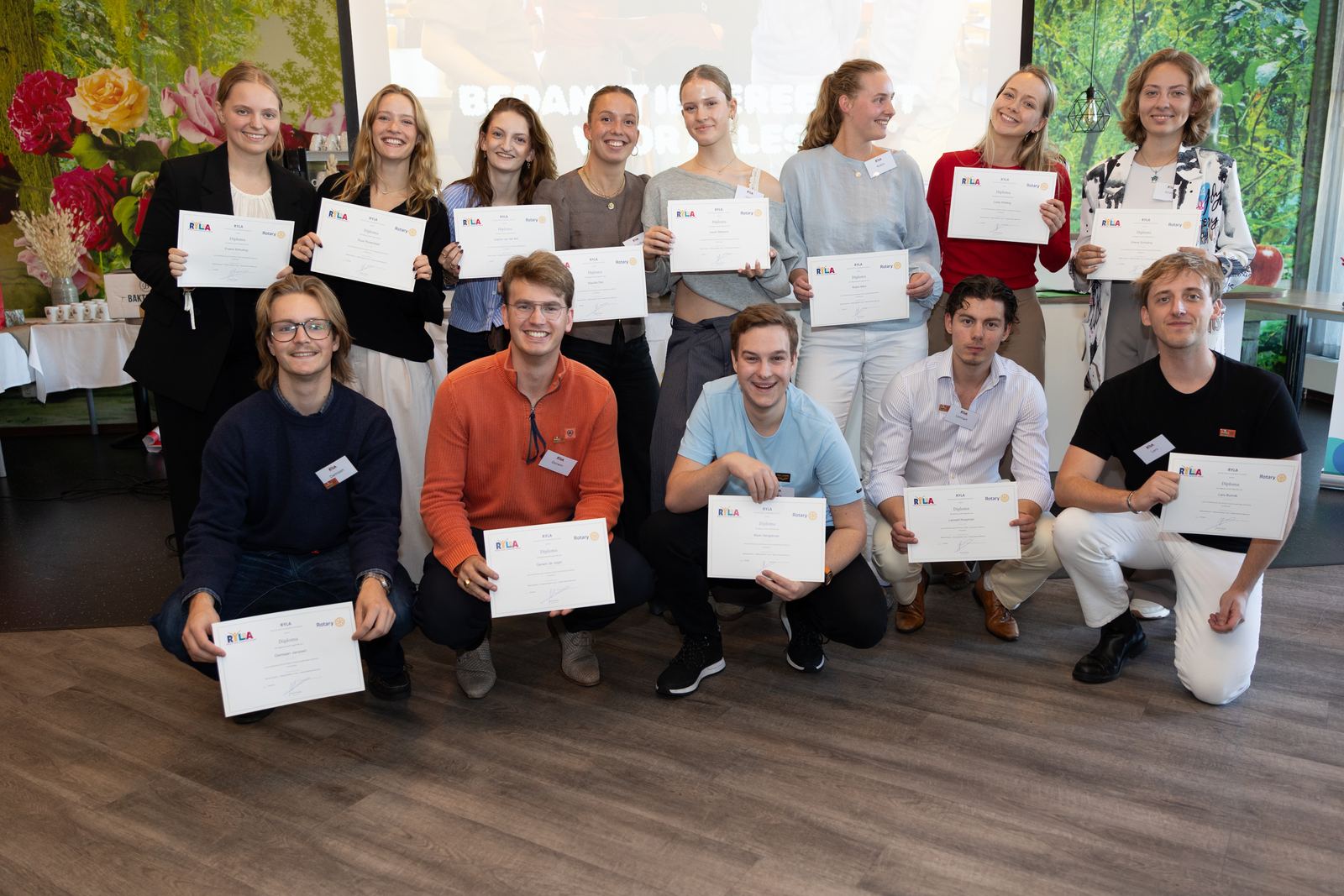 De deelnemers van RYLA Emmen 2026 met hun diploma